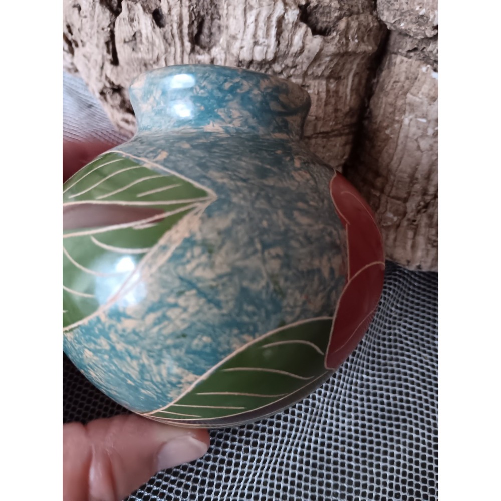 Nicaraguan folk art pottery vase. - Picture 5 of 7